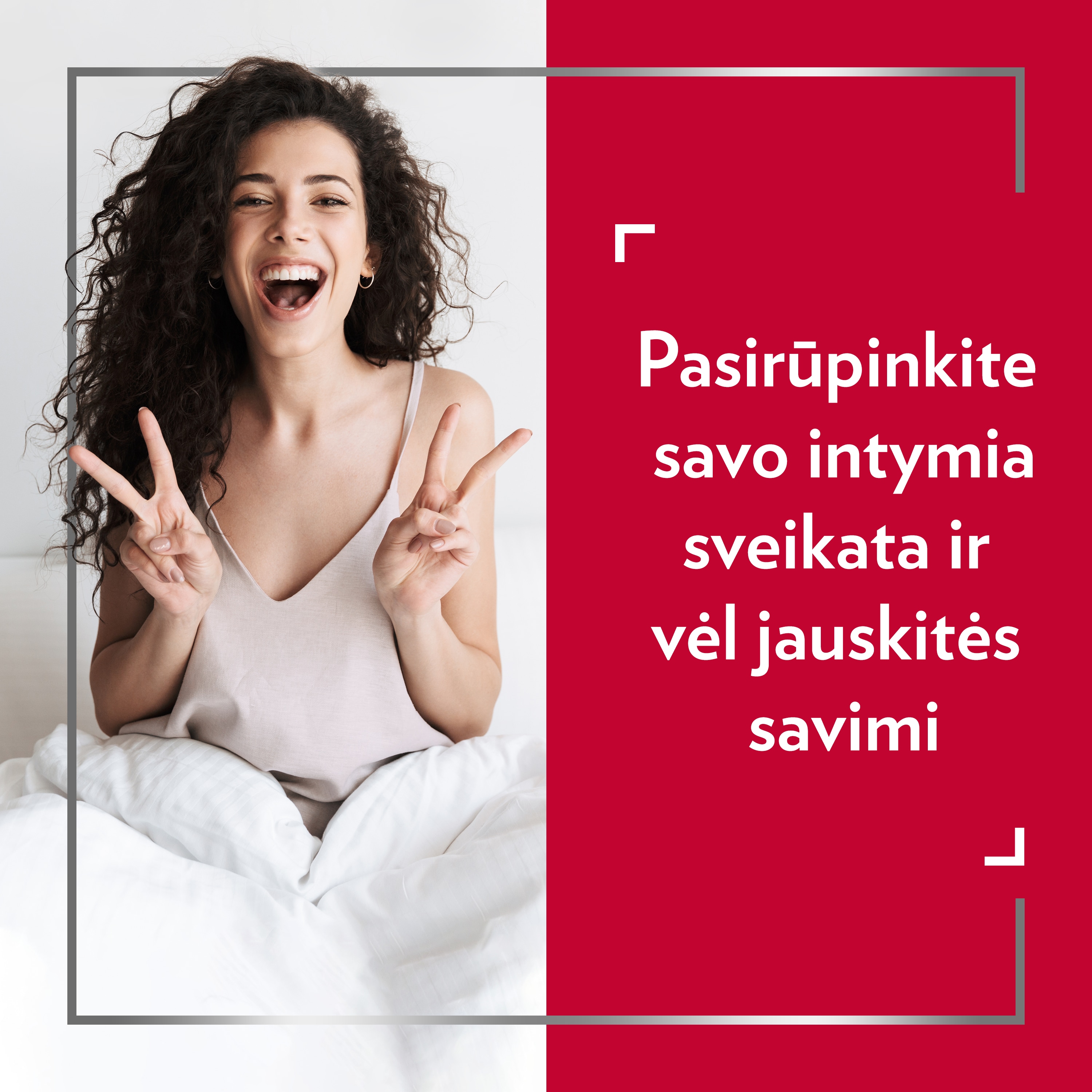 Jauna besišypsanti moteris tamsiais plaukais rodo V ženklą